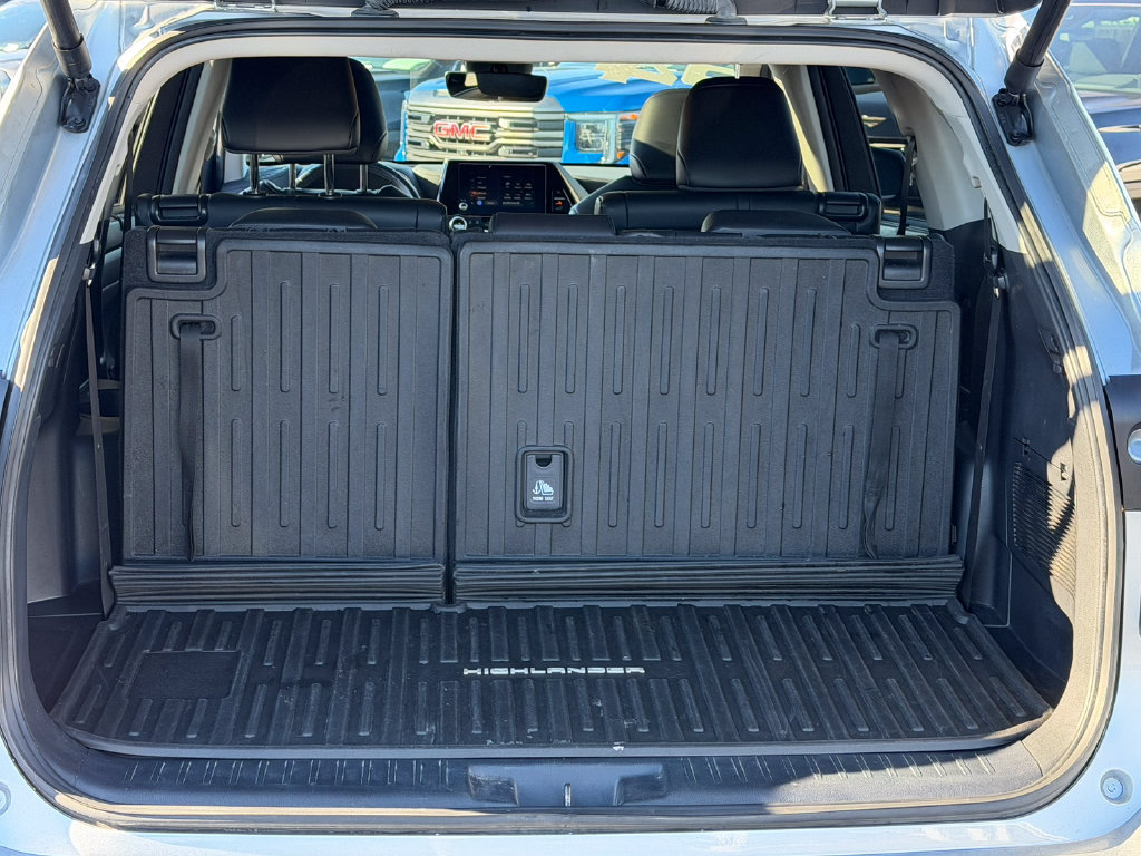 Used 2024 Toyota Highlander XLE FWD image 11