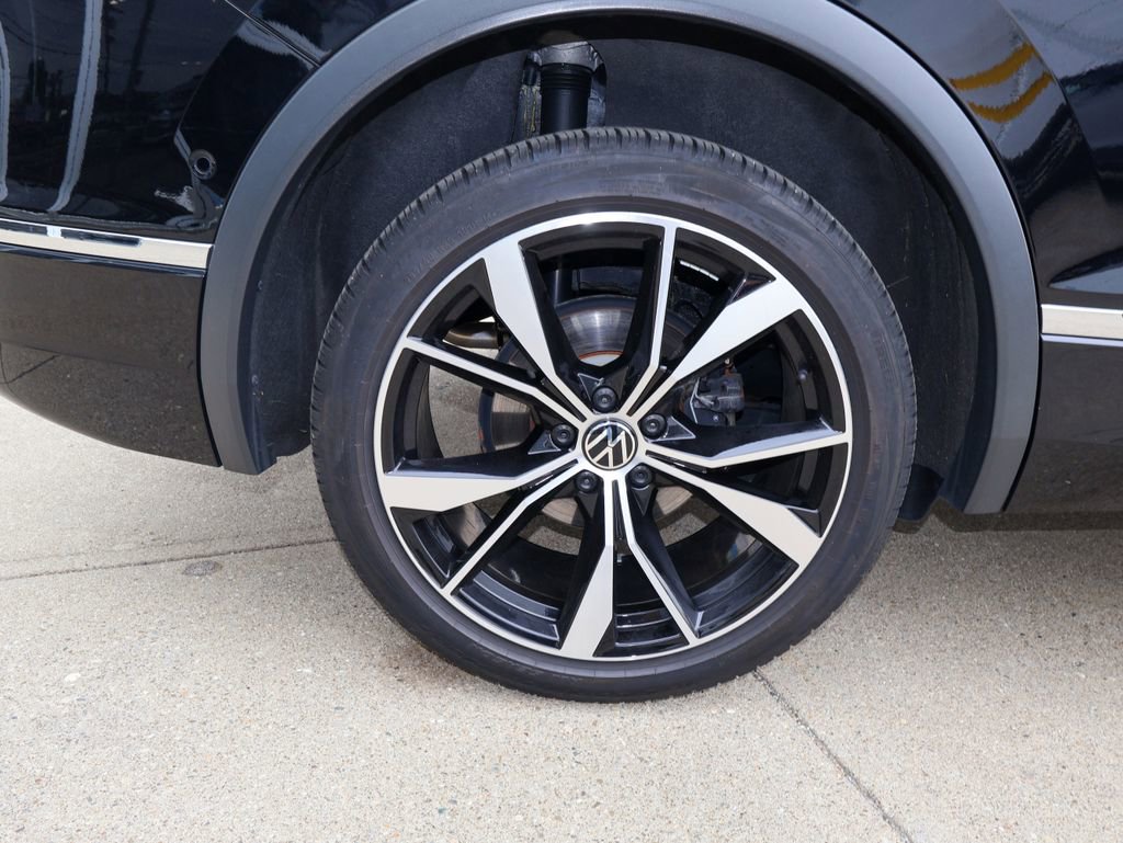 Certified 2024 Volkswagen Tiguan SEL R-Line AWD/4WD image 9