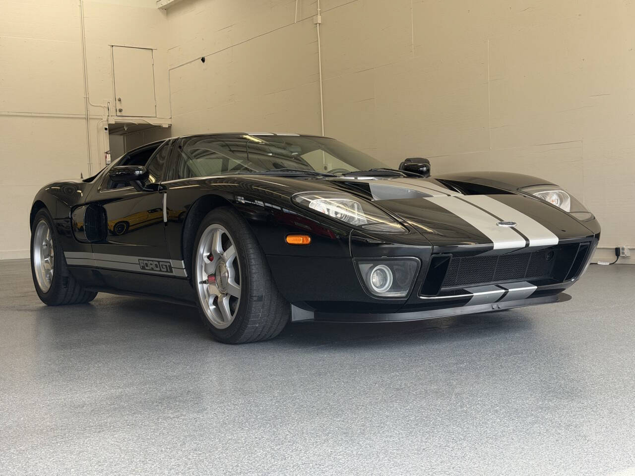 Used 2005 Ford GT RWD image 6