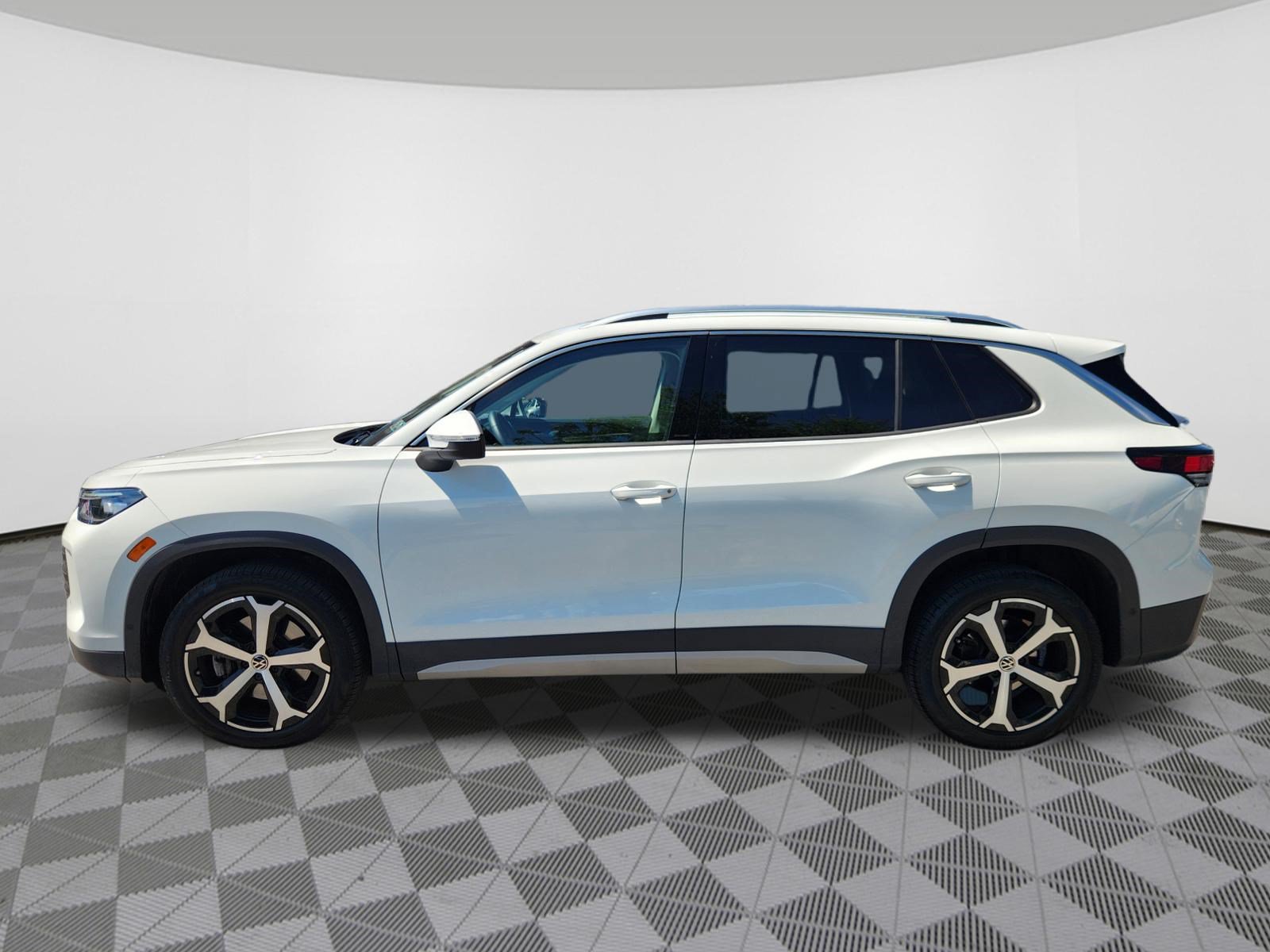 Used 2025 Volkswagen Tiguan SE AWD/4WD image 5