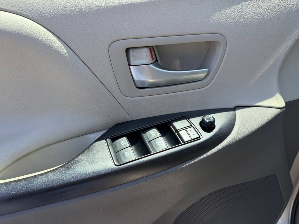 Used 2017 Toyota Sienna LE FWD image 22