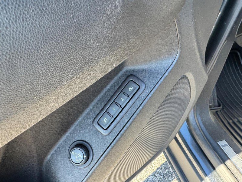 Used 2021 Chevrolet Equinox Premier FWD image 19