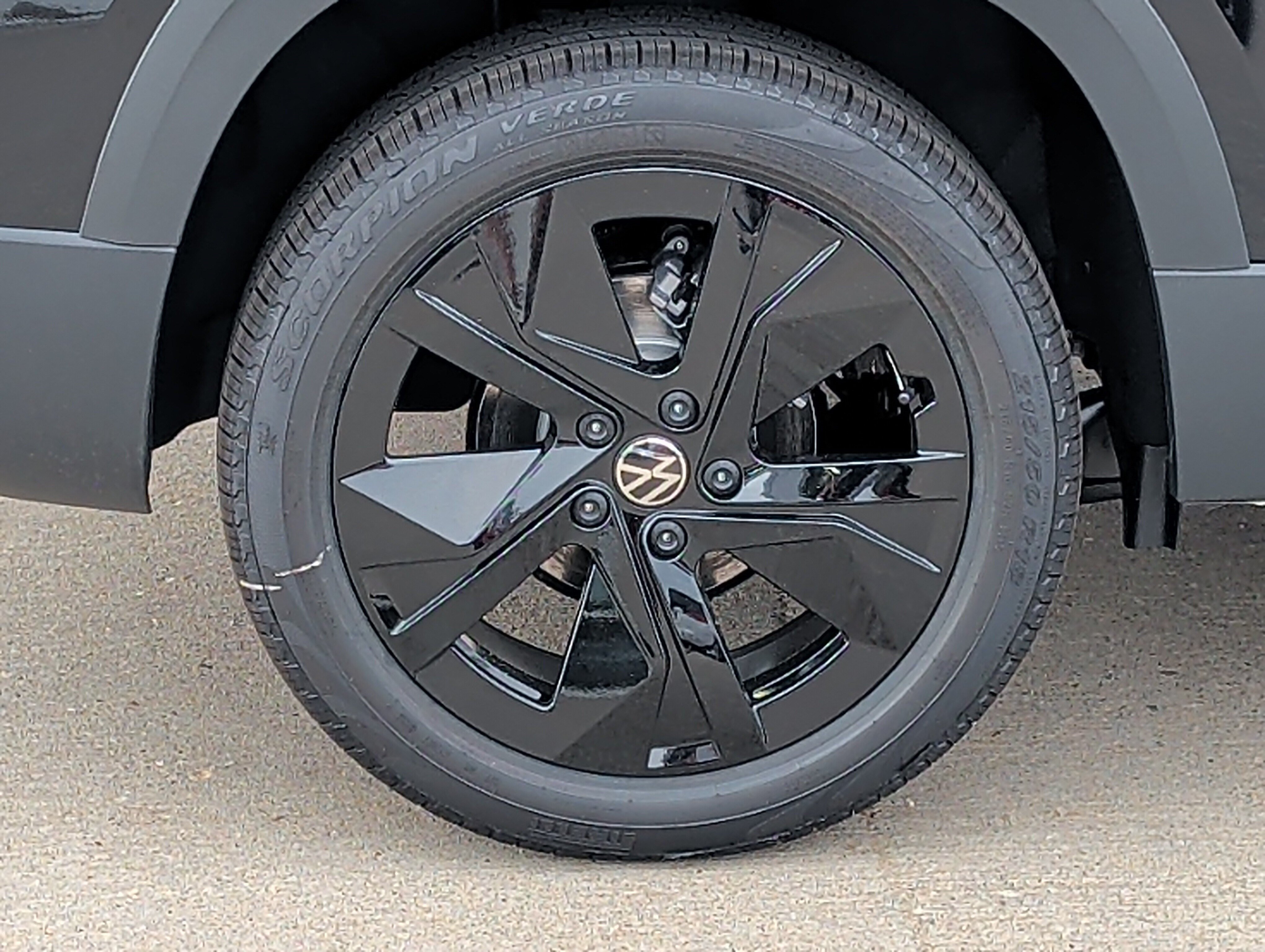 New 2026 Volkswagen Taos SE FWD image 3