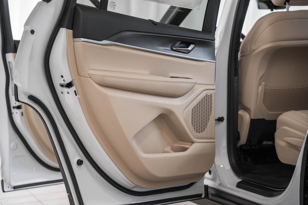 New 2025 Jeep Grand Cherokee L Limited w/ Luxury Tech Group II image 36