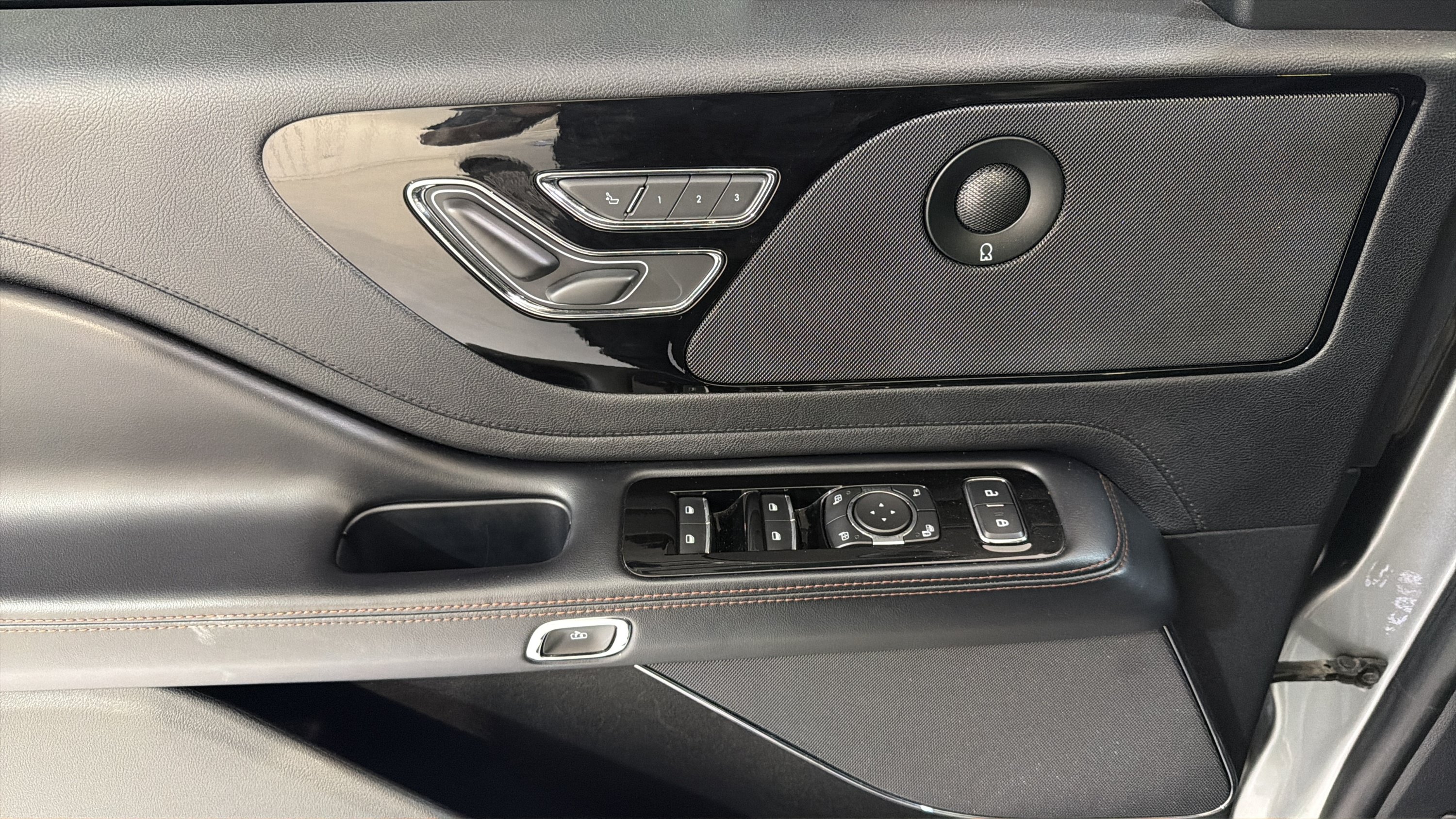 Used 2023 Lincoln Aviator Reserve RWD image 11