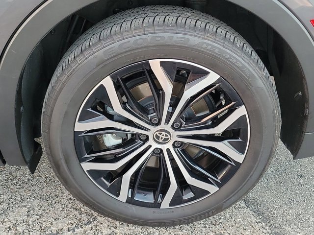 Used 2023 Toyota Crown Limited image 8