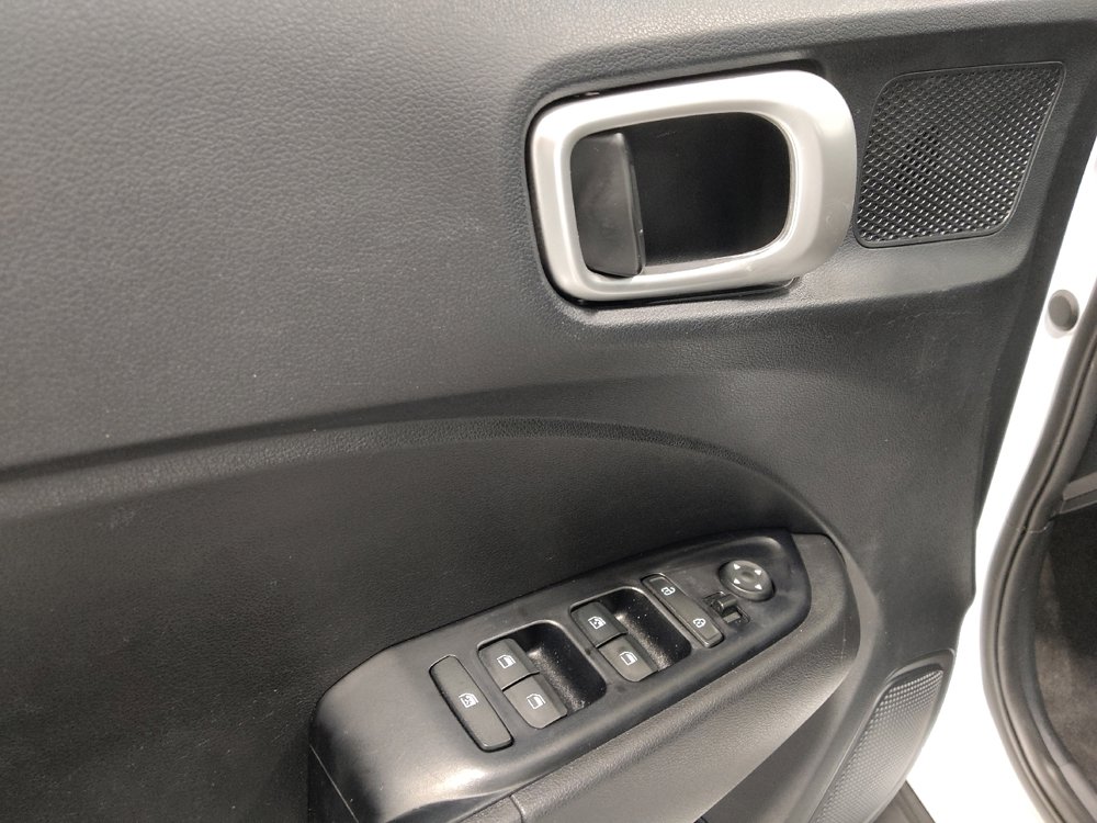 Used 2022 Hyundai Venue SEL image 27