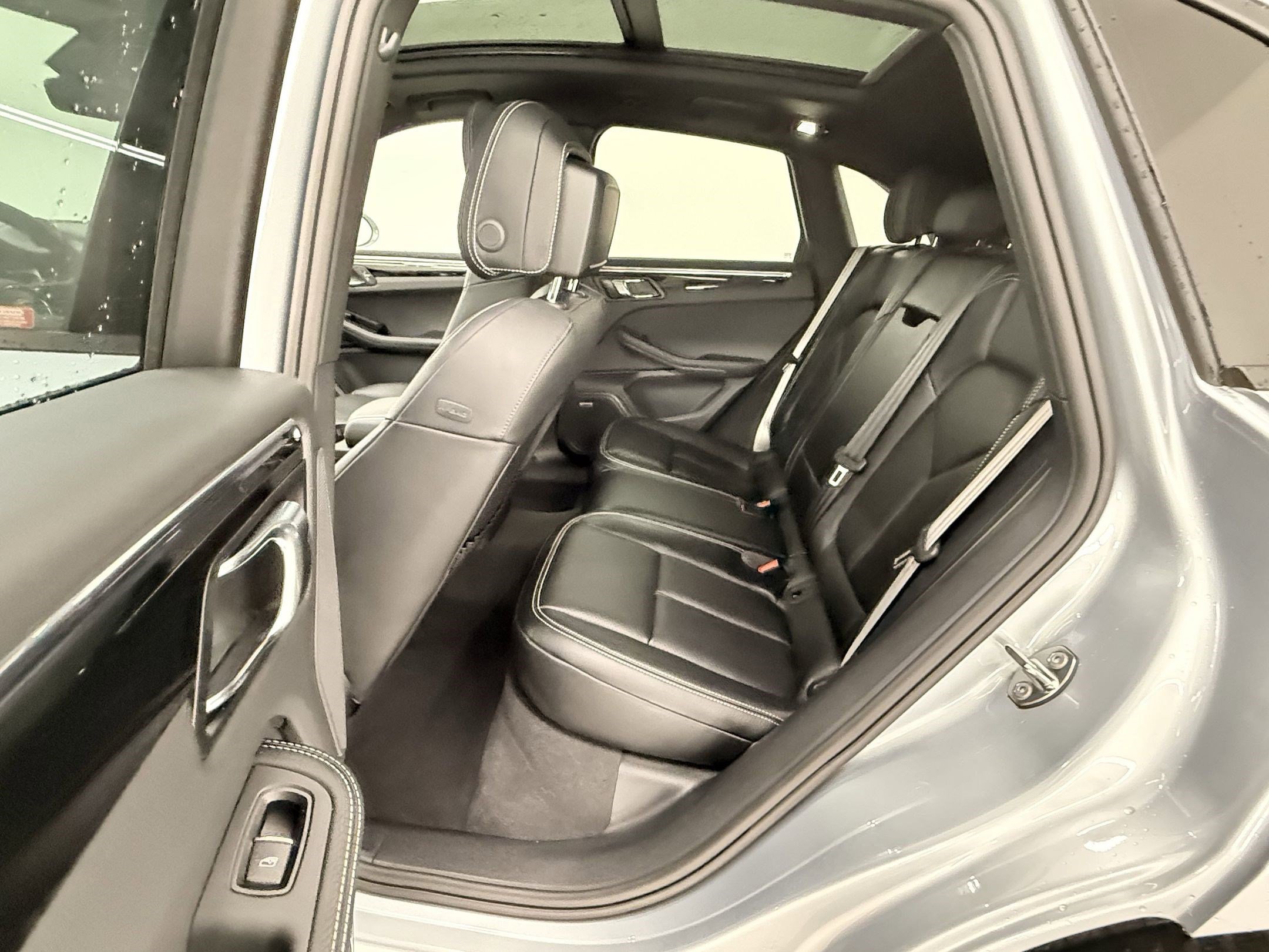 Certified 2025 Porsche Macan image 12