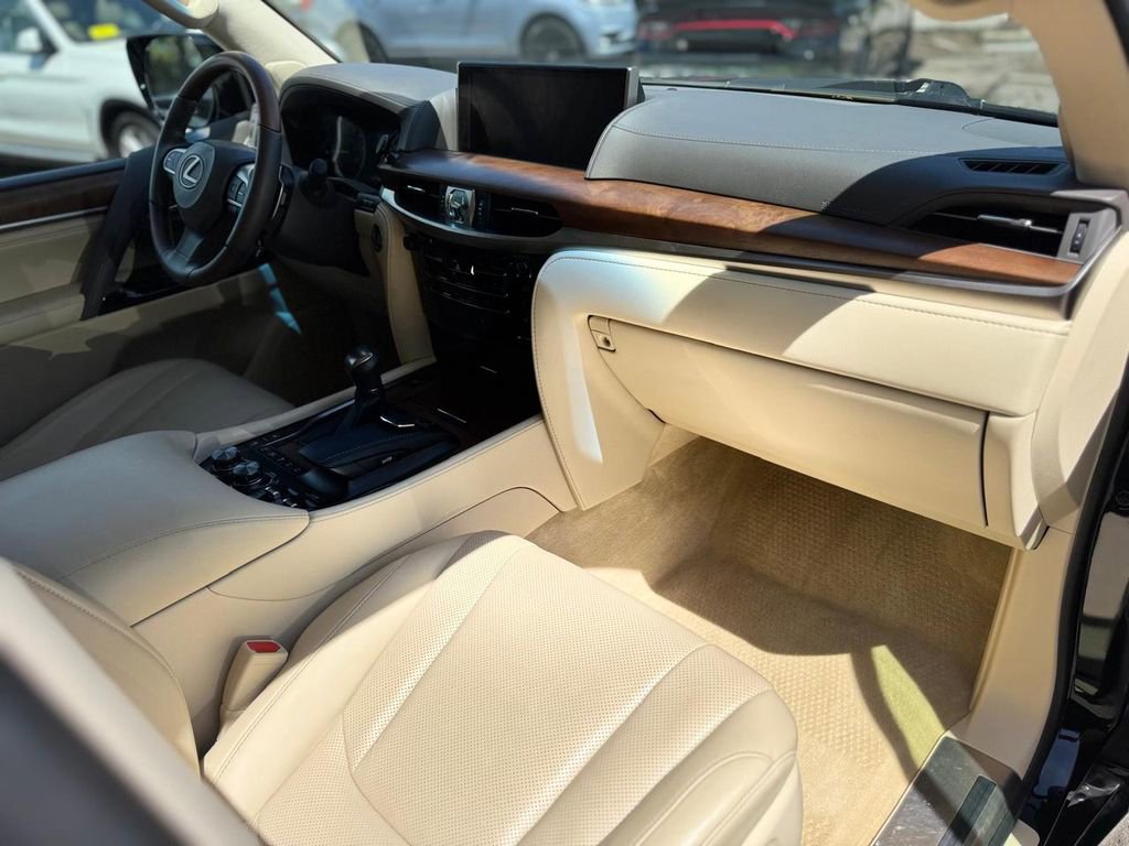 Used 2021 Lexus LX 570 4WD w/ Luxury Package image 27