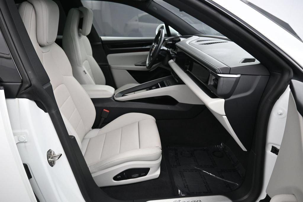 Certified 2025 Porsche Macan Electric RWD image 28