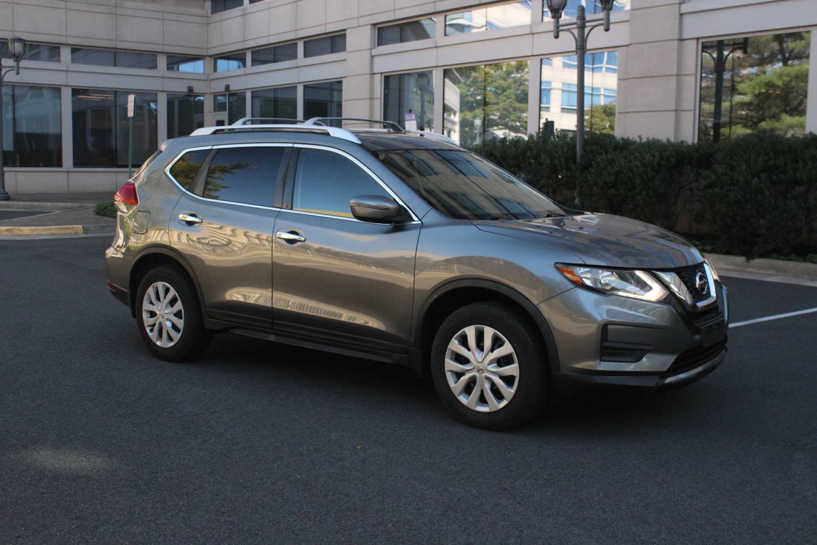 Used 2017 Nissan Rogue S w/ S Appearance Package FWD image 2
