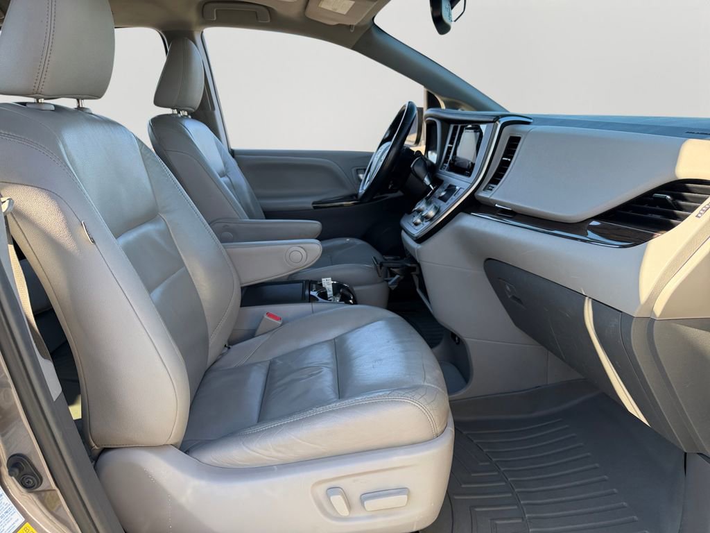 Used 2016 Toyota Sienna XLE Premium w/ Protection Package image 7
