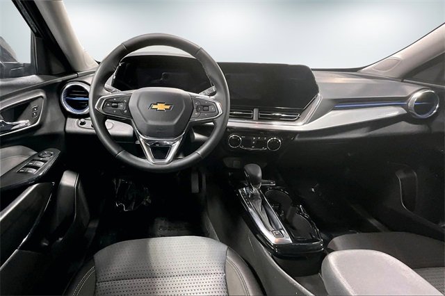 Used 2025 Chevrolet Trax LT w/ LT Convenience Package image 9