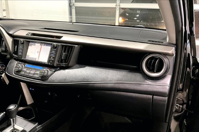 Used 2016 Toyota RAV4 XLE AWD/4WD image 32