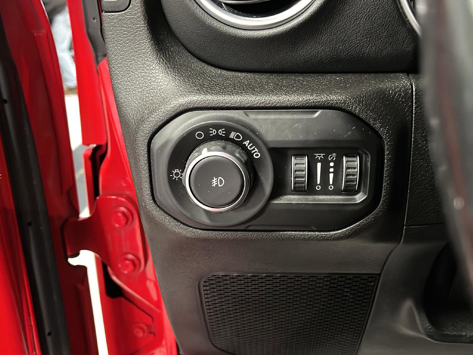 Used 2019 Jeep Wrangler Unlimited Sahara image 16