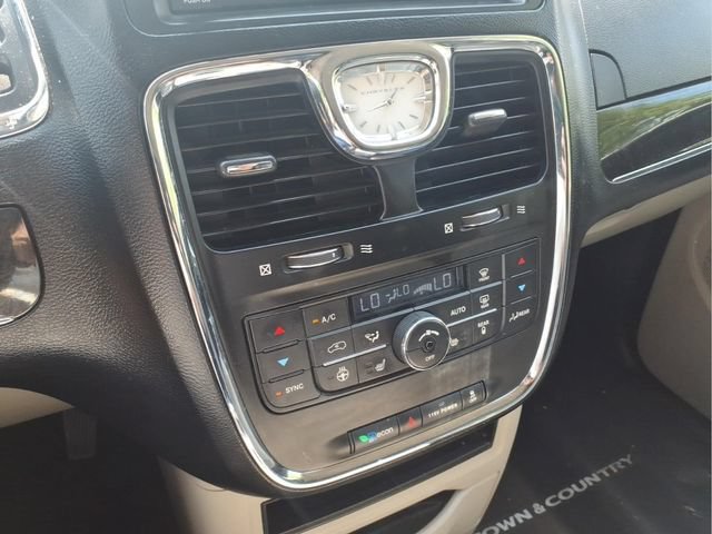 Used 2013 Chrysler Town & Country Touring-L w/ Driver Convenience Group FWD image 22