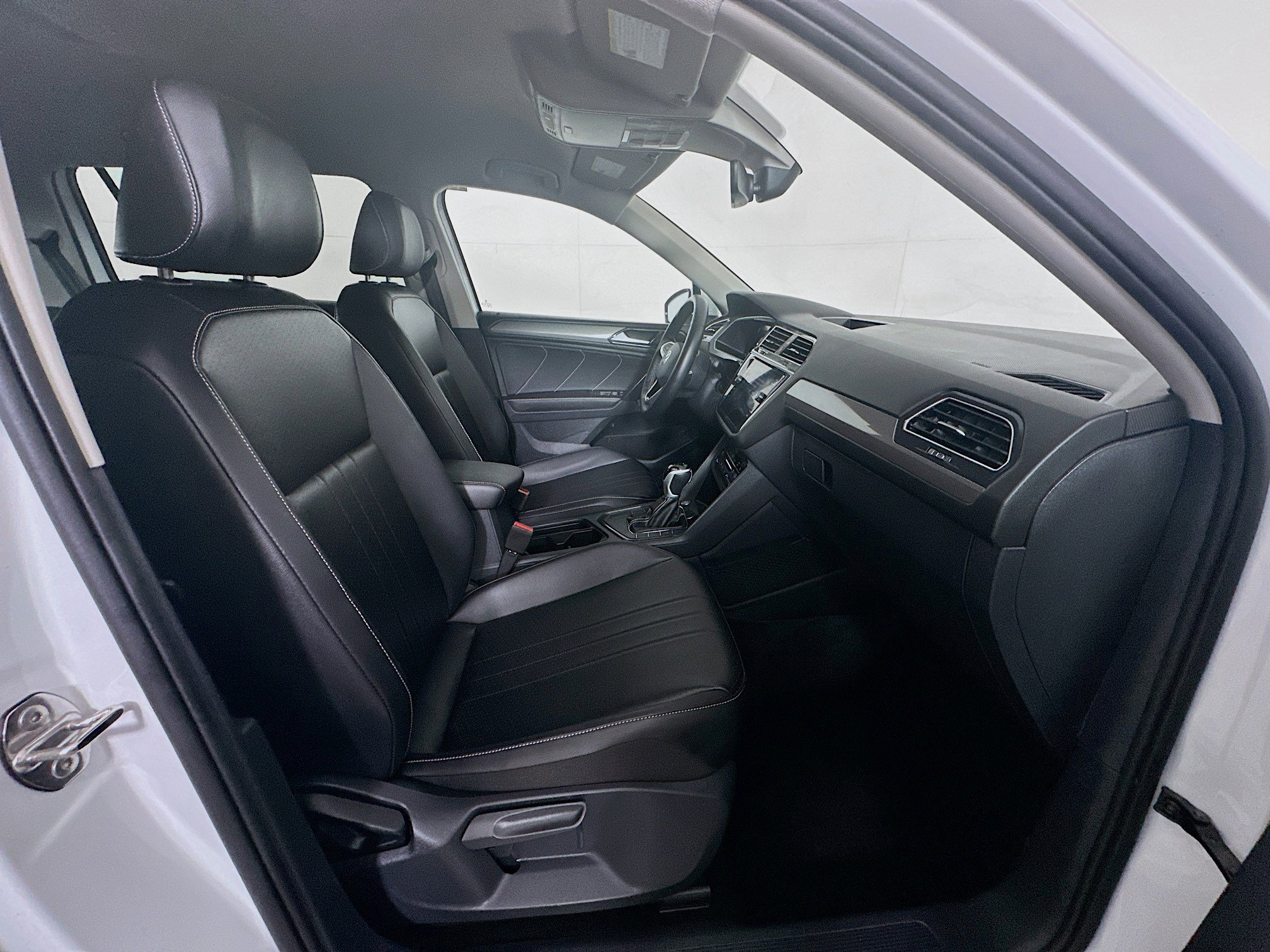 Used 2024 Volkswagen Tiguan SE image 32