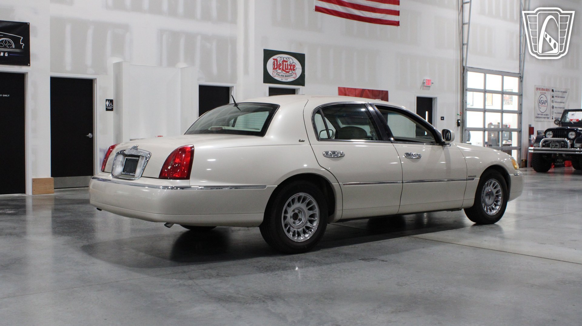 Used 1999 Lincoln Town Car Cartier RWD image 24