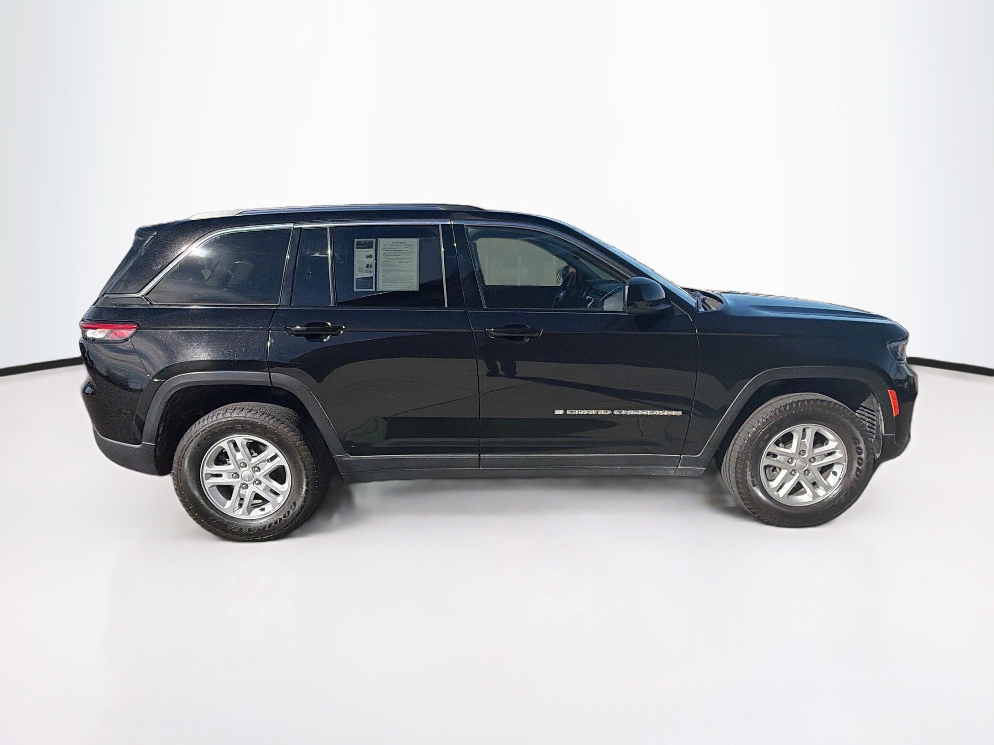 Used 2023 Jeep Grand Cherokee Laredo w/ Luxury Tech Group I AWD/4WD image 10