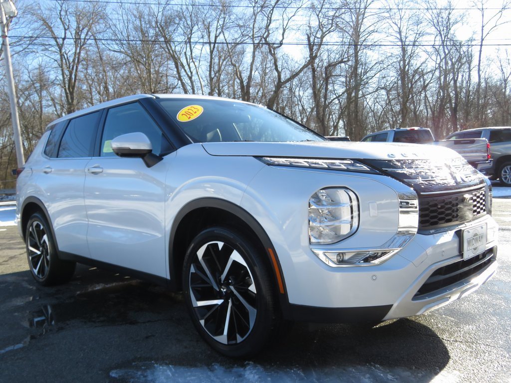 Used 2023 Mitsubishi Outlander SE image 3