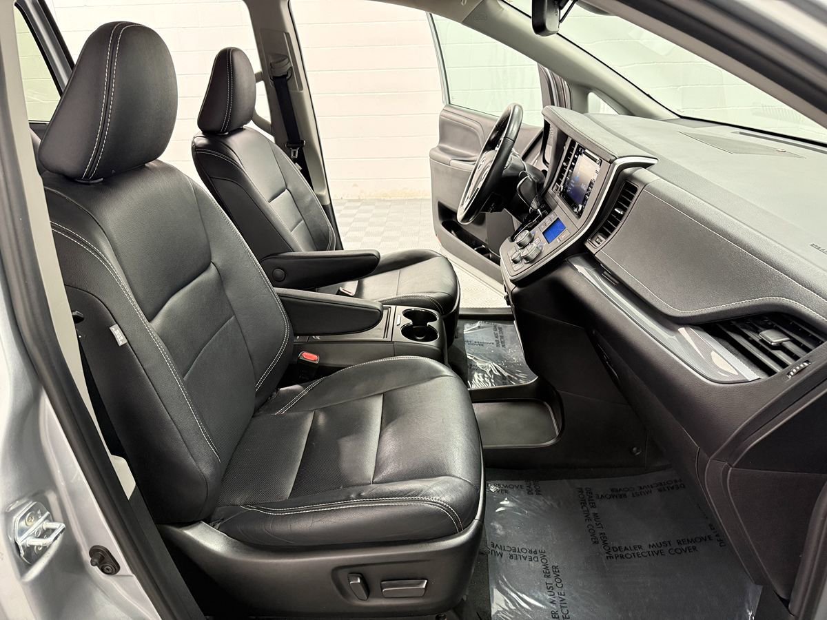 Used 2020 Toyota Sienna SE image 15