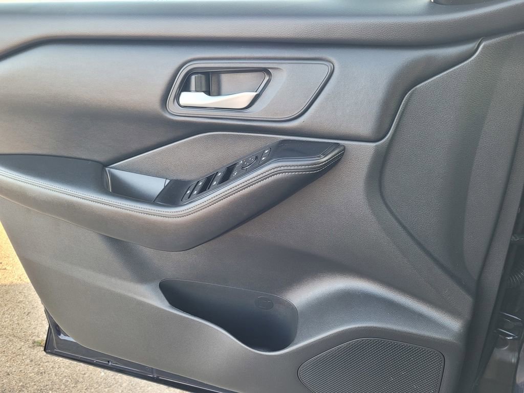 Used 2024 Nissan Rogue SV image 13