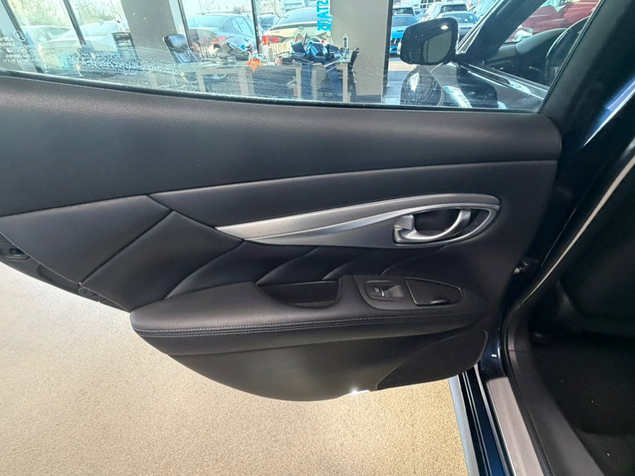 Used 2019 INFINITI Q70 Luxe RWD image 23