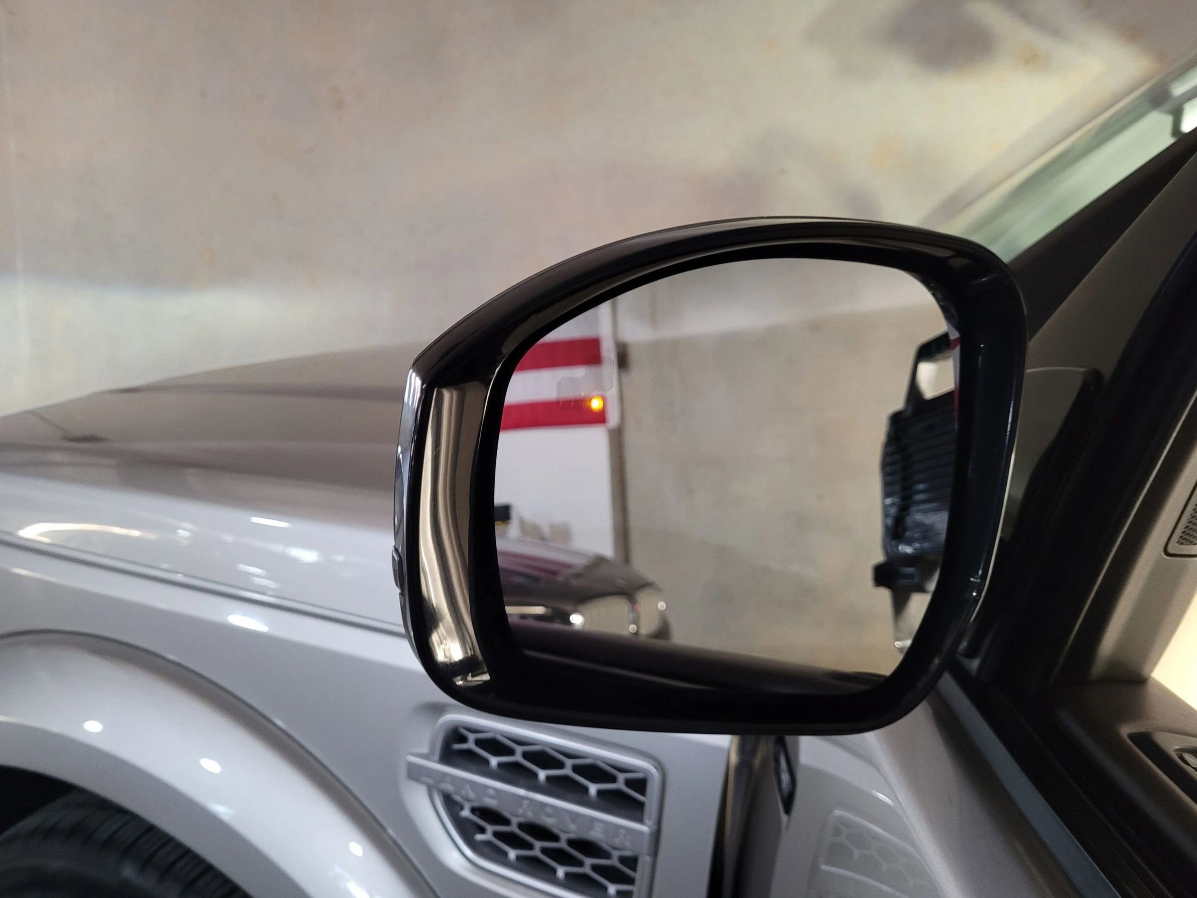 Used 2015 Land Rover LR4 HSE LUX image 13