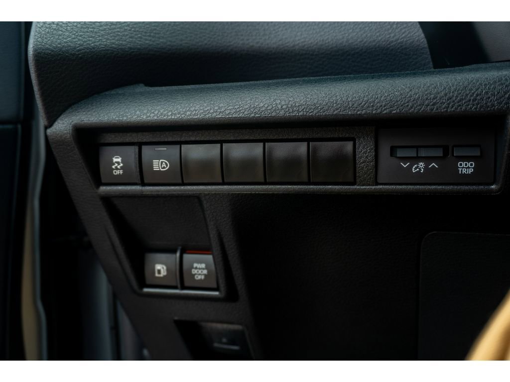 Used 2023 Toyota Sienna XSE AWD/4WD image 30