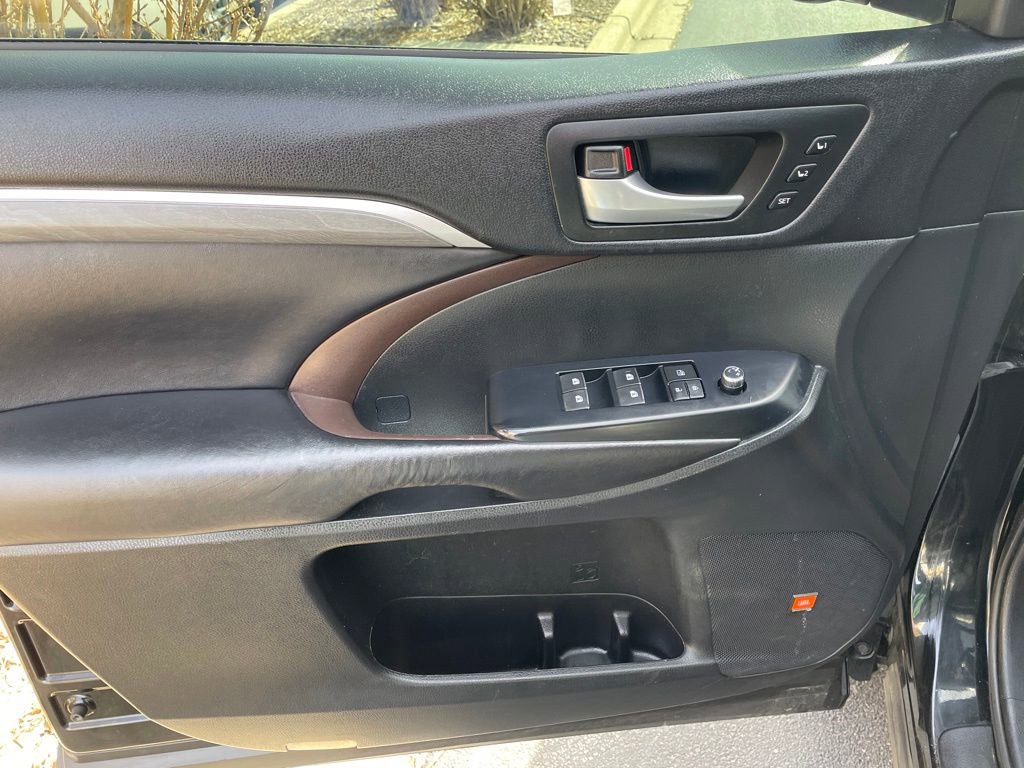 Used 2017 Toyota Highlander Limited Platinum AWD/4WD image 23