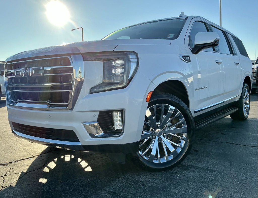 Used 2021 GMC Yukon XL SLT w/ SLT Luxury Plus Package image 3