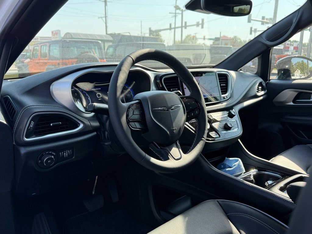 New 2025 Chrysler Pacifica Limited image 15