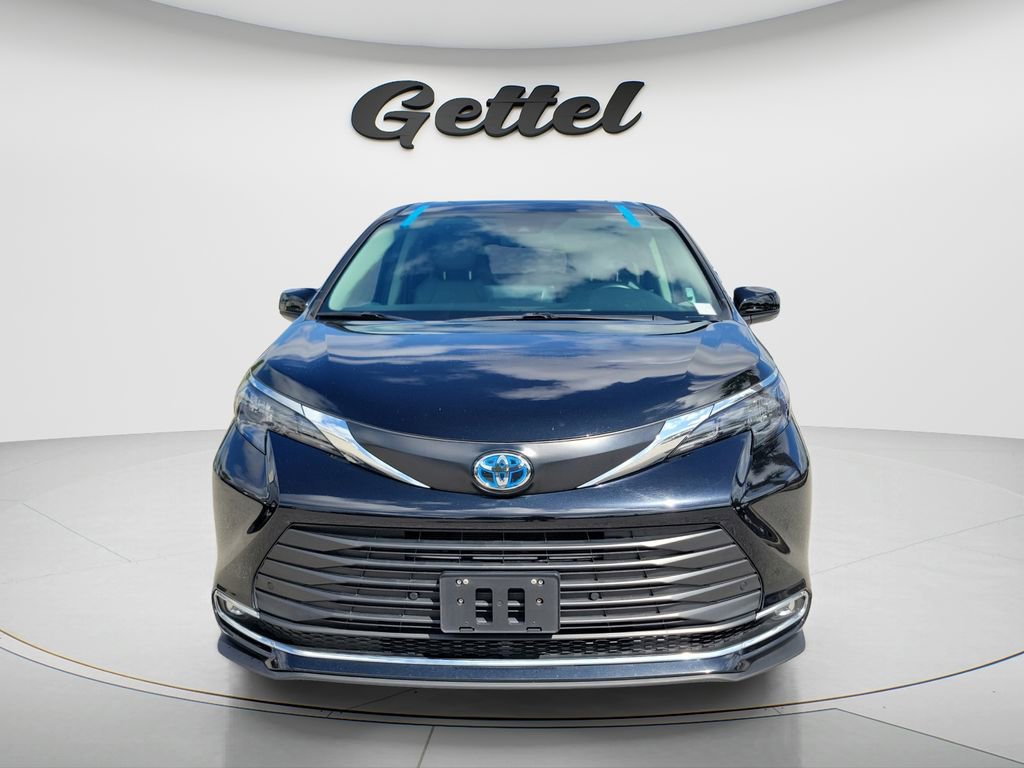 Certified 2024 Toyota Sienna XLE FWD image 2