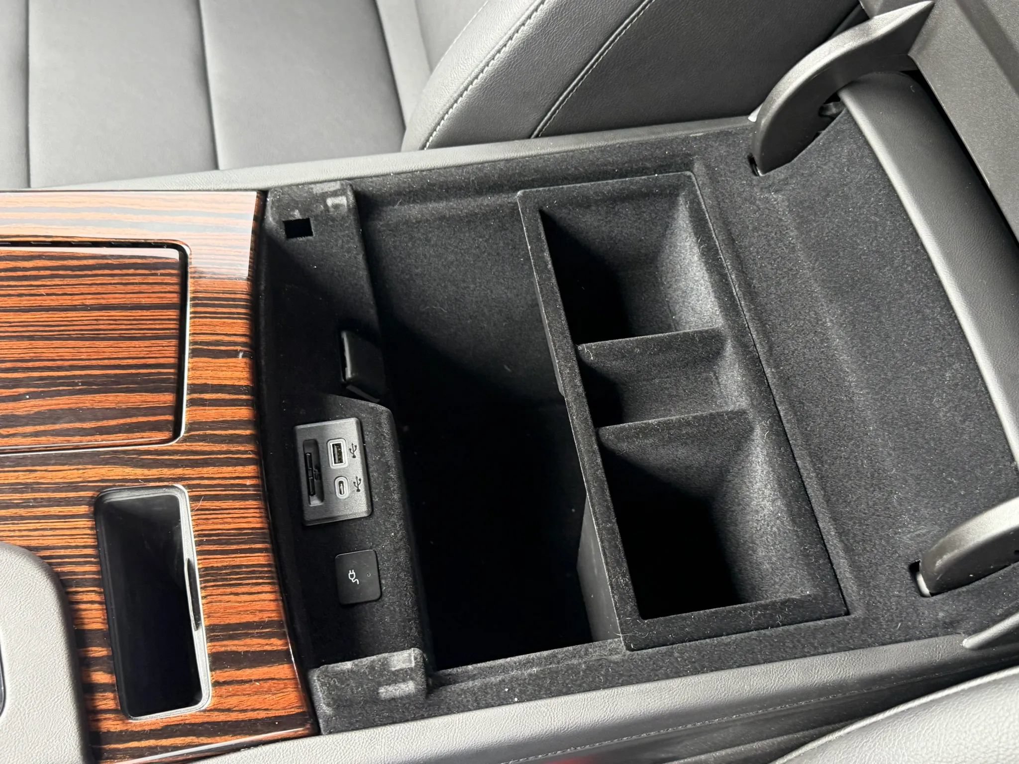 Used 2022 Cadillac Escalade ESV Luxury AWD/4WD image 22