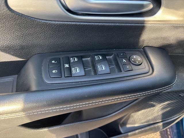 Used 2023 Chrysler Pacifica Limited w/ Uconnect Theater Family Group image 14