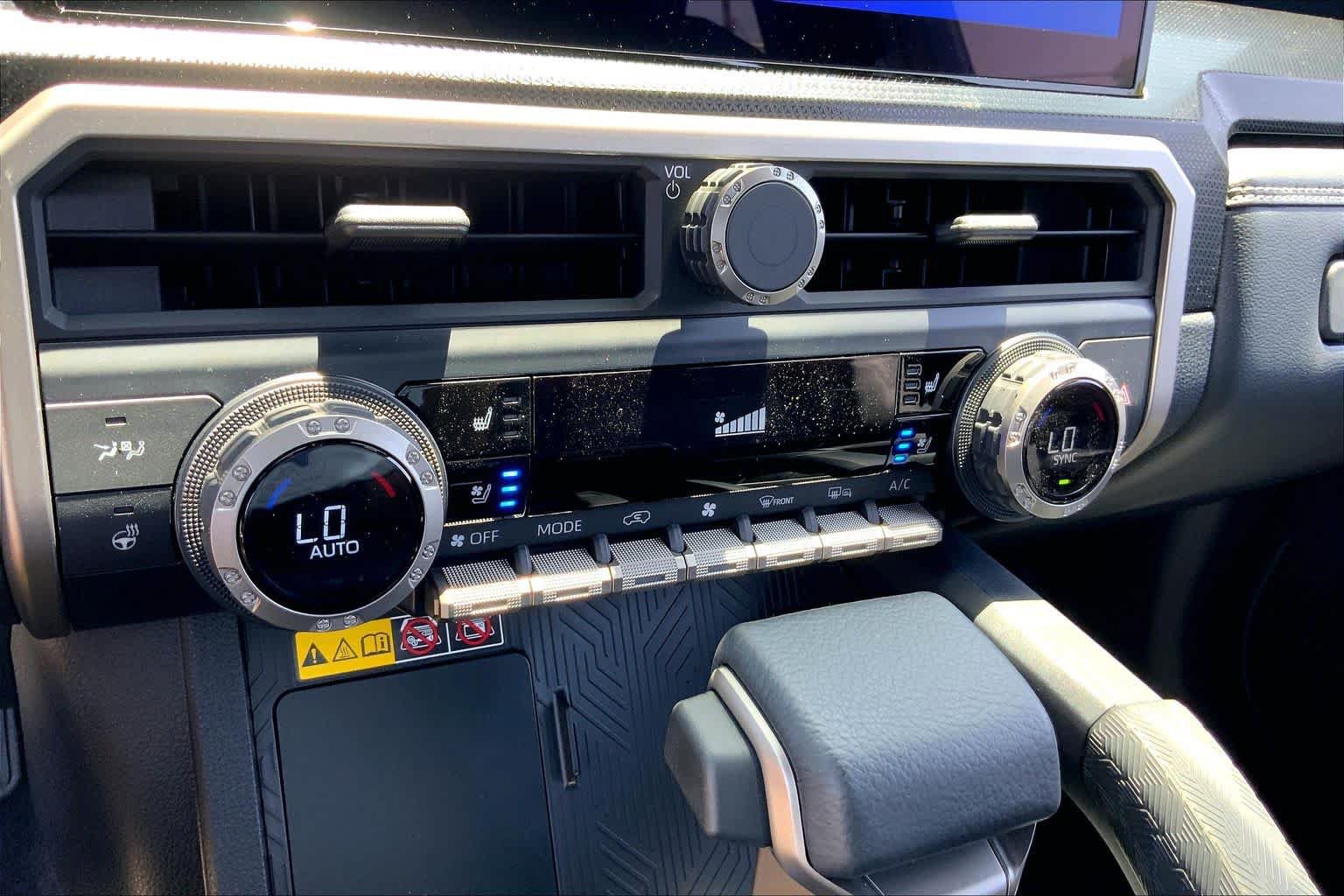 Used 2025 Toyota 4Runner Limited AWD/4WD image 33