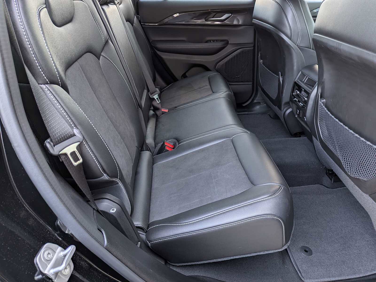 Used 2023 Jeep Grand Cherokee Altitude image 18