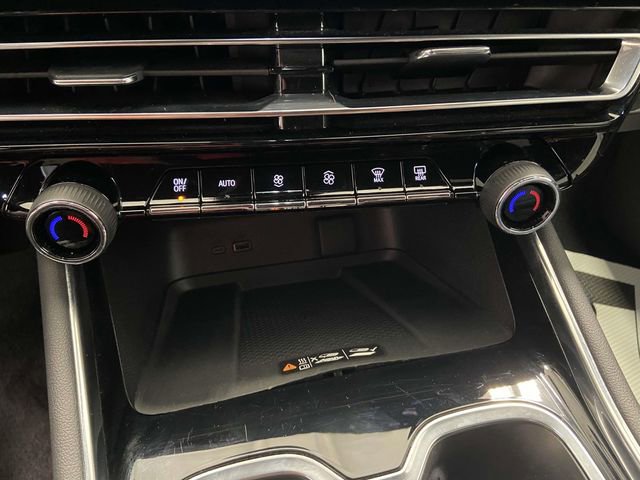 Used 2025 Chevrolet Traverse LT image 16