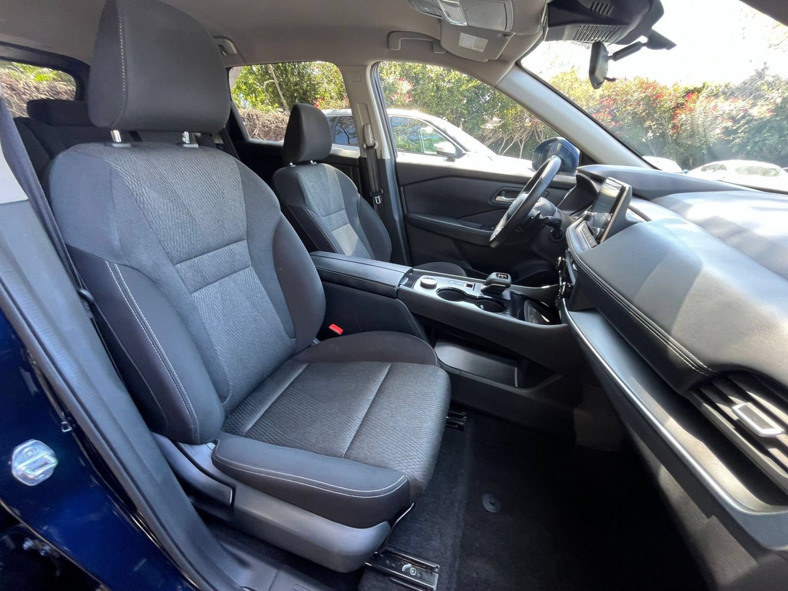 Used 2025 Nissan Rogue SV AWD/4WD image 38