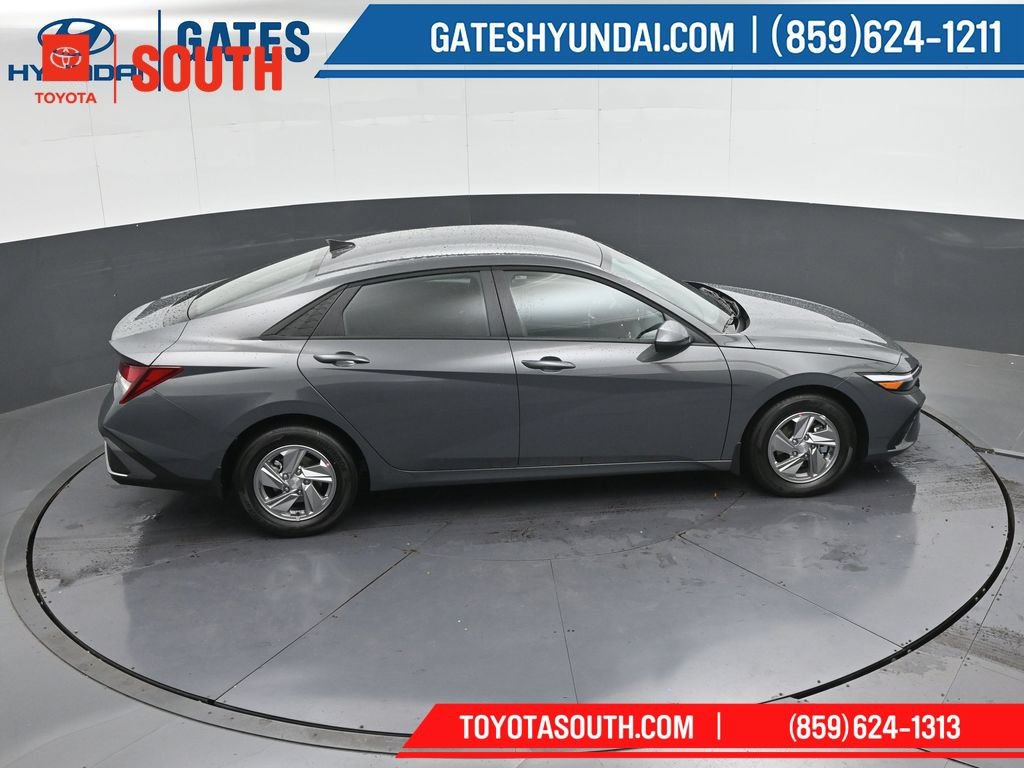 Used 2025 Hyundai Elantra SE FWD image 41