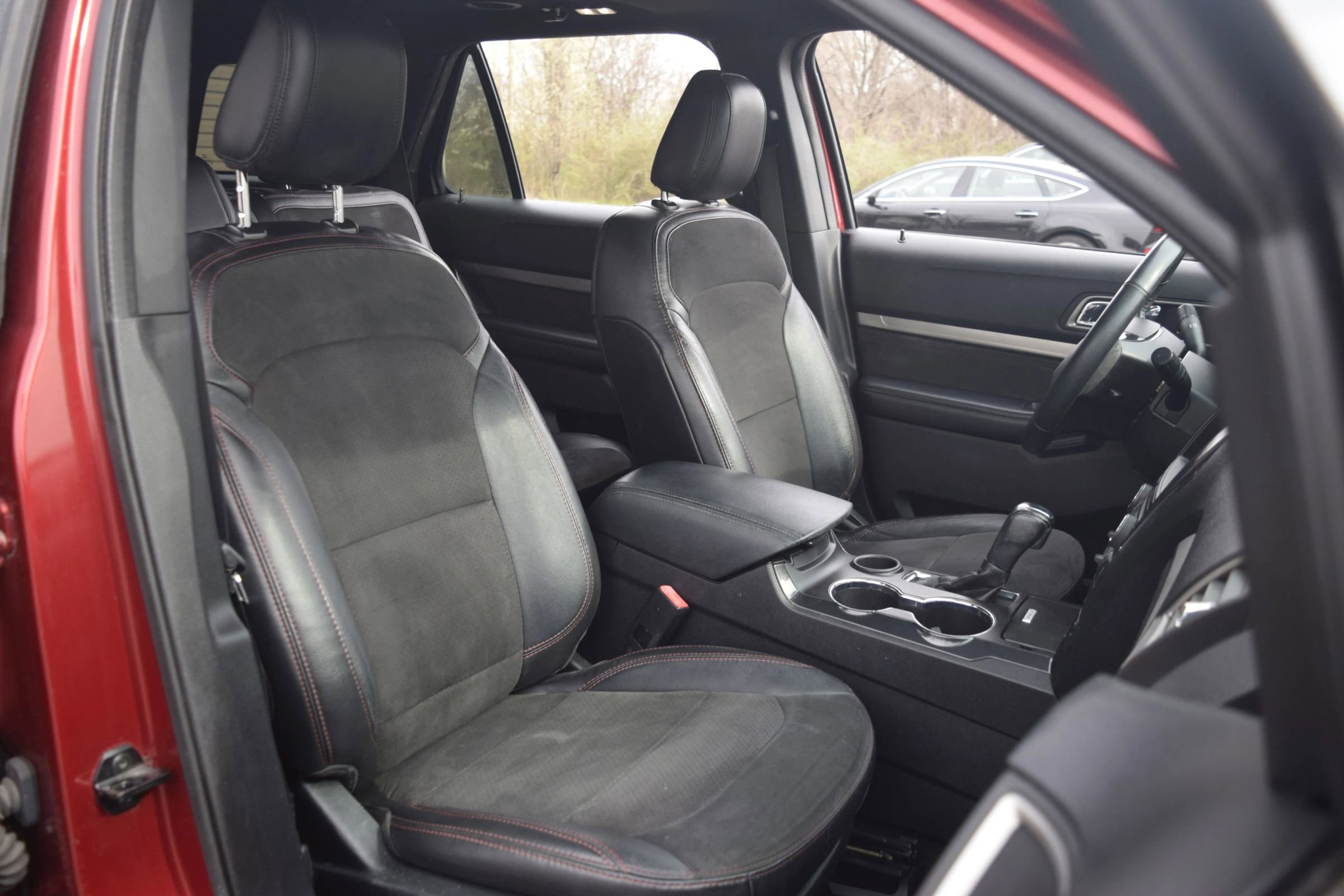 Used 2018 Ford Explorer XLT w/ Equipment Group 202A image 10