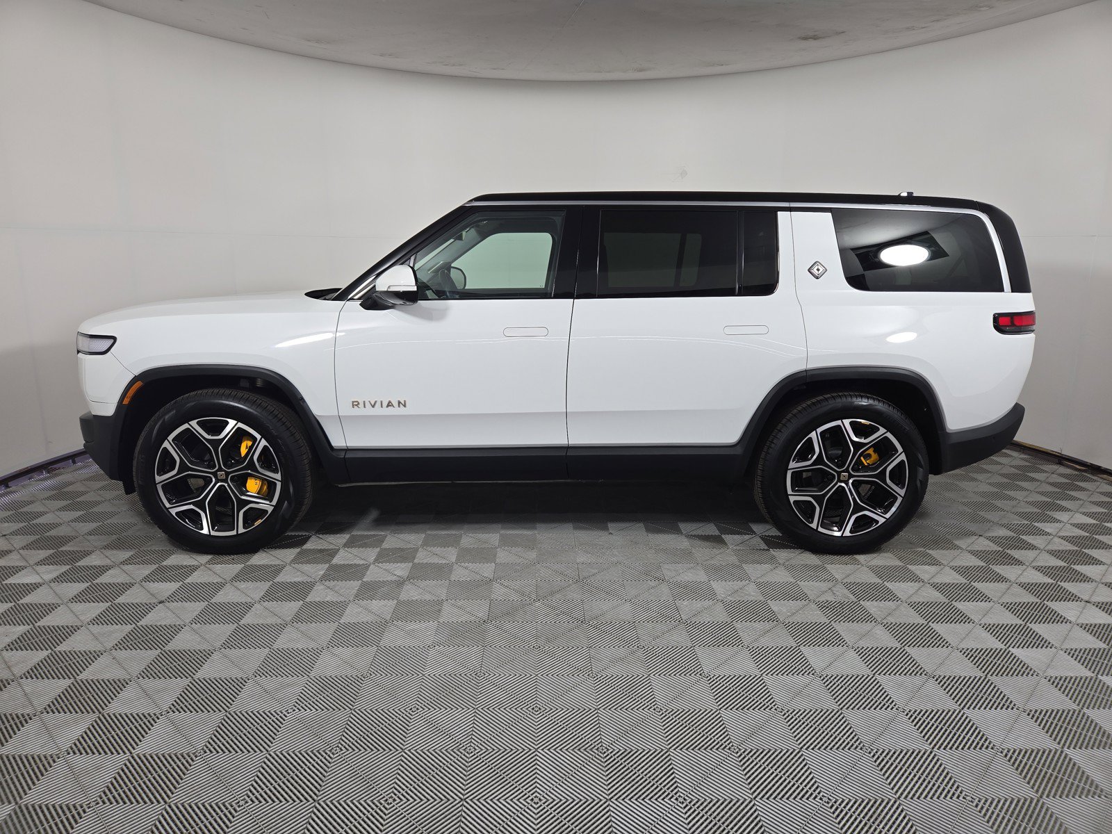 Used 2024 Rivian R1S Adventure AWD/4WD image 2