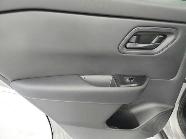 Used 2025 Nissan Rogue S image 37