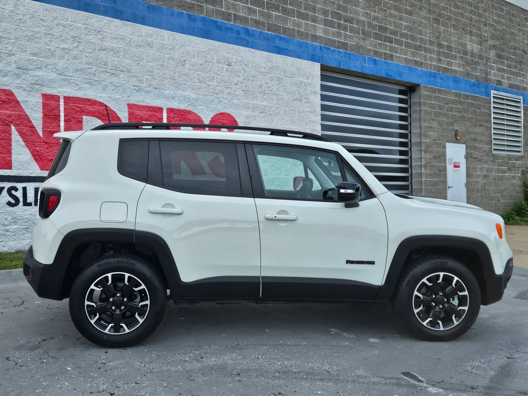 Used 2023 Jeep Renegade Latitude w/ Sun/Sound Group AWD/4WD image 8
