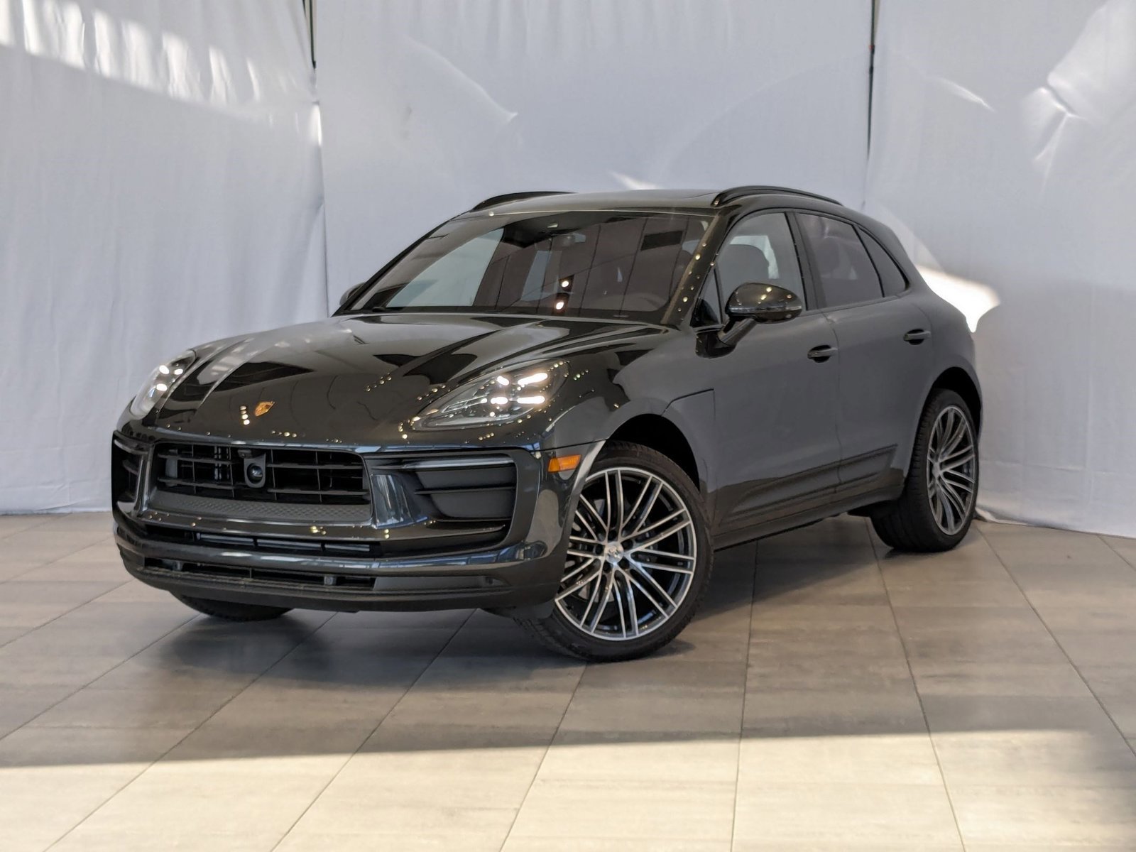Certified 2025 Porsche Macan image 1