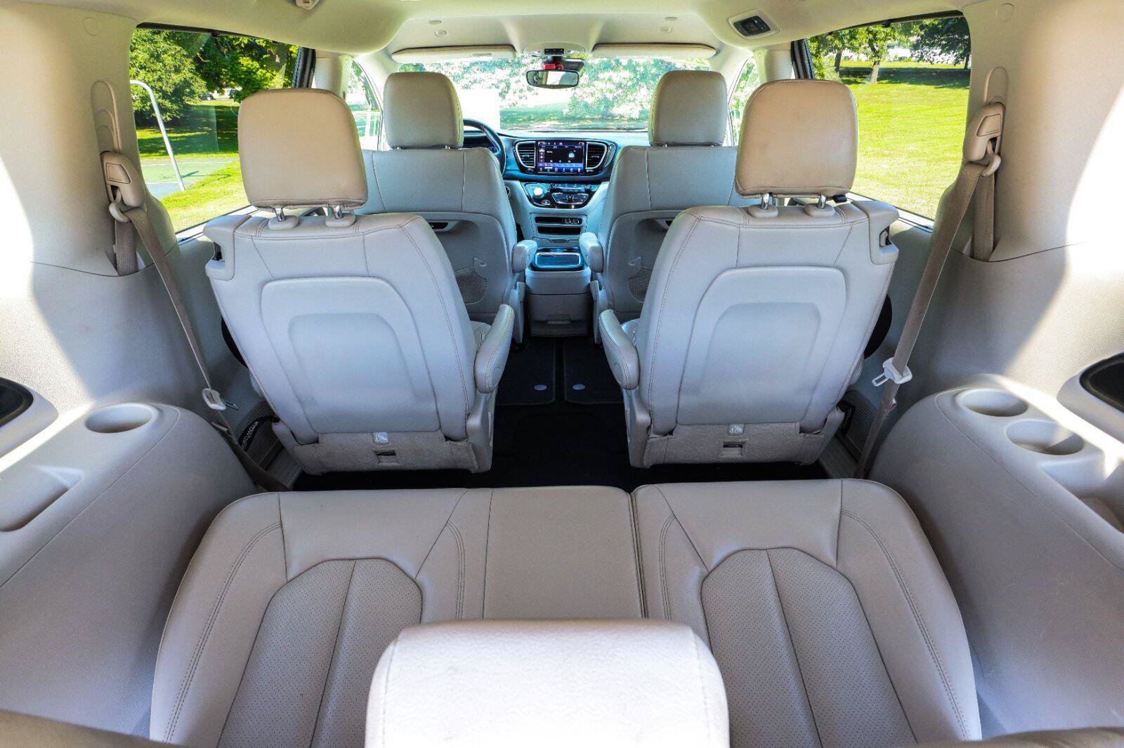 Used 2021 Chrysler Pacifica Touring-L FWD image 40