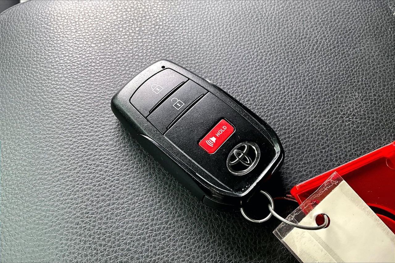 Used 2025 Toyota Tacoma TRD Sport AWD/4WD image 35