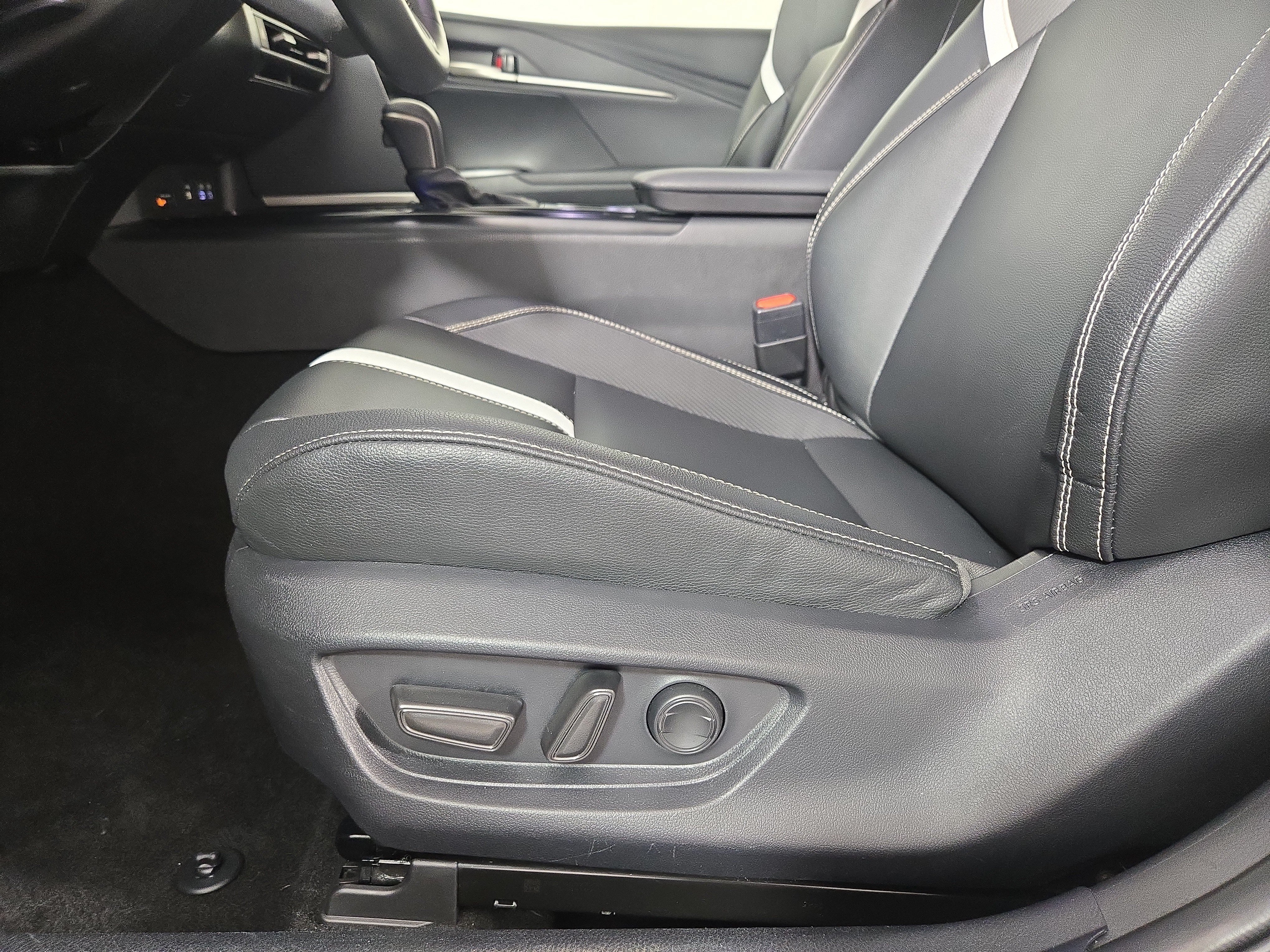 Used 2025 Toyota Camry SE FWD image 29
