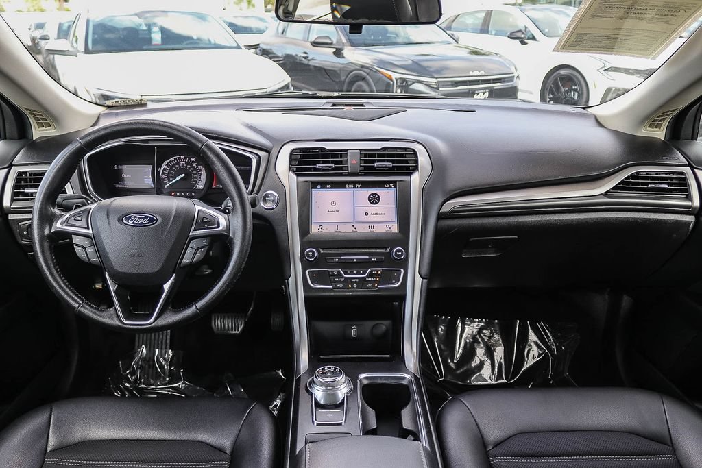 Used 2017 Ford Fusion SE w/ Equipment Group 201A FWD image 13
