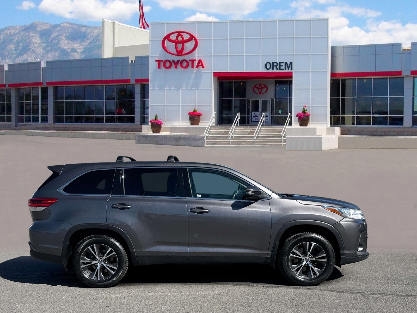 Used 2019 Toyota Highlander LE AWD/4WD image 3